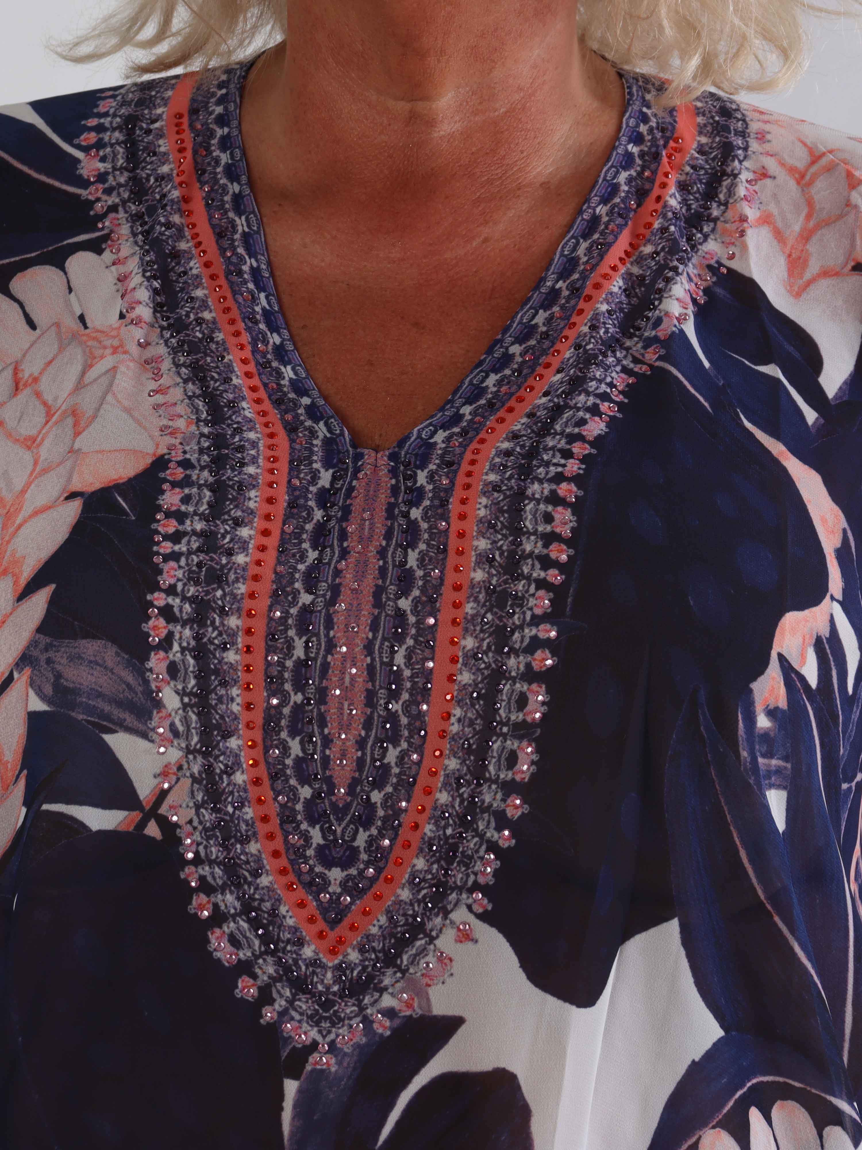 Harmonia - Mønstret plus size tunika i chiffon med similisten